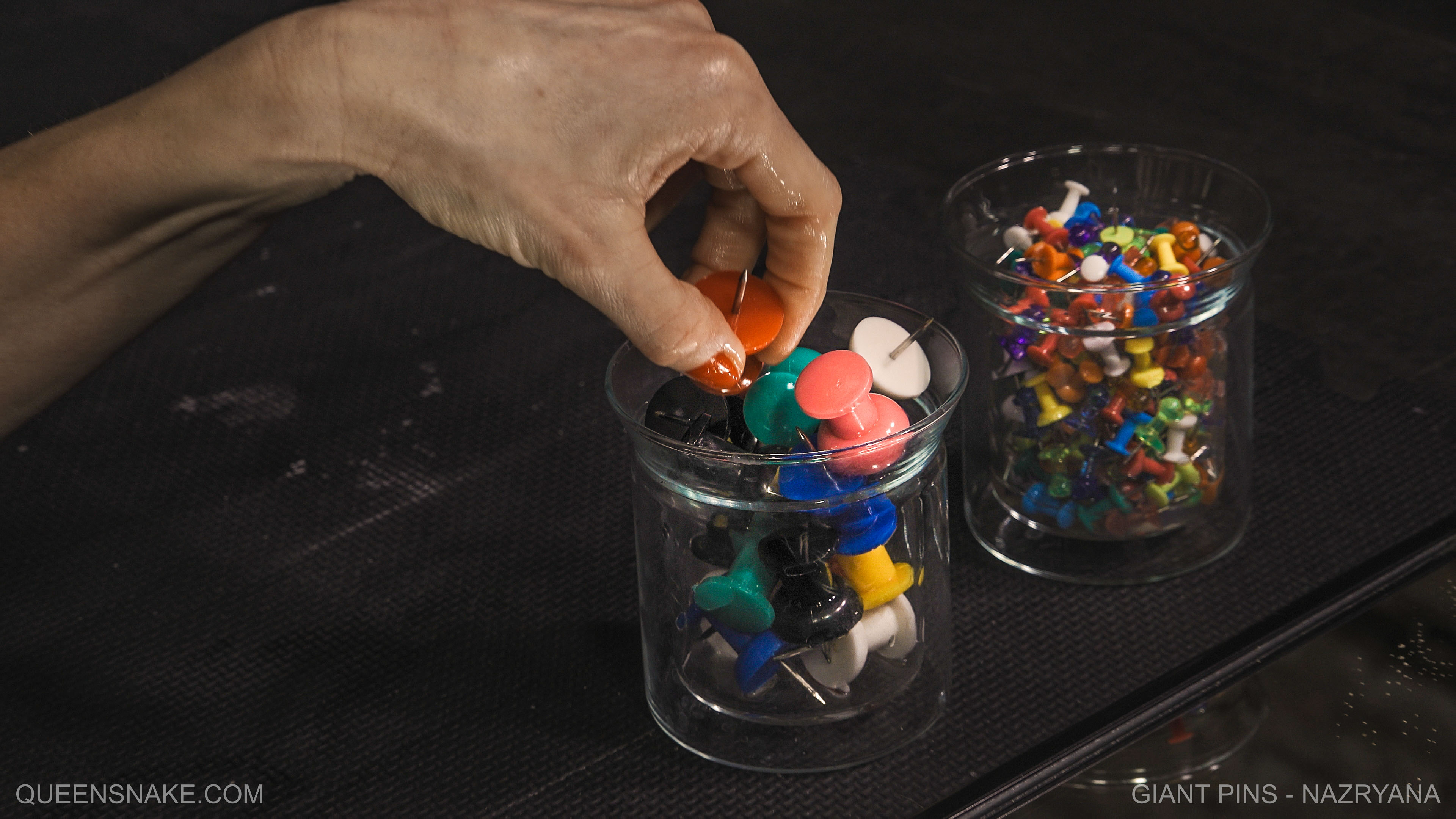 Giant Pins - Nazryana